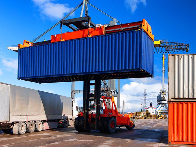 Transport kontenerowy – jak załadować kontener