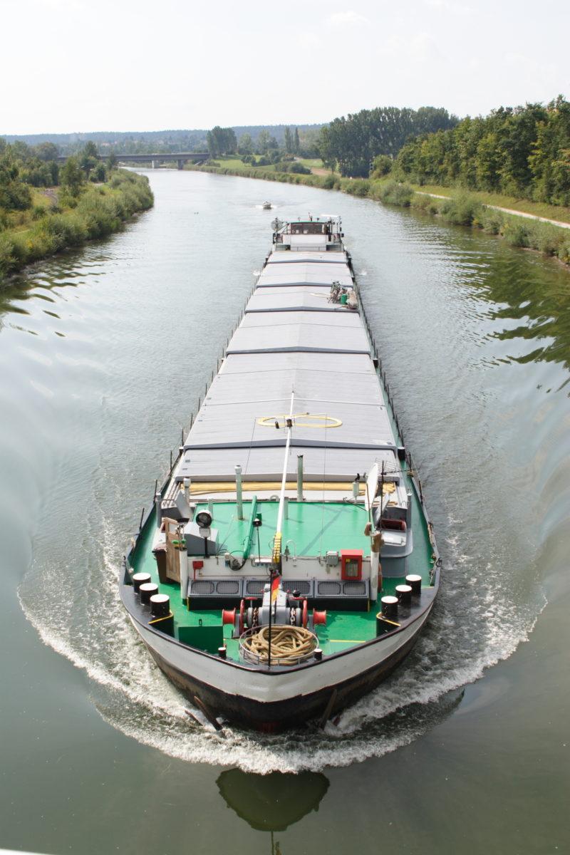 Na czym polega transport morski i jakie są jego zalety?